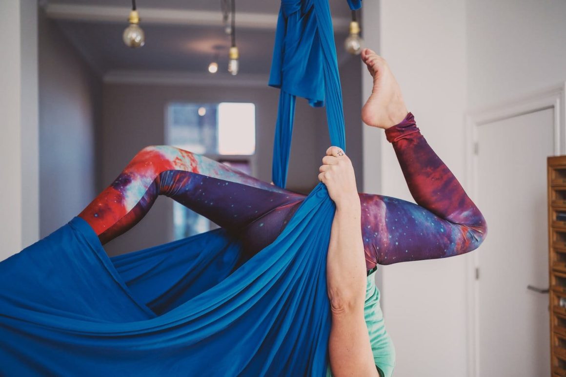 Aerial joga – co kryje się pod tym pojęciem?