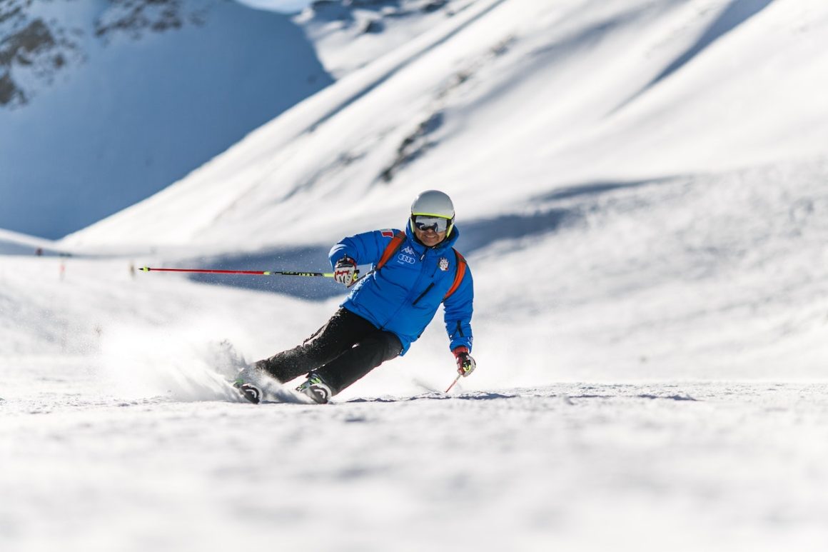 Strój narciarski: Kluczowe elementy, które powinieneś mieć