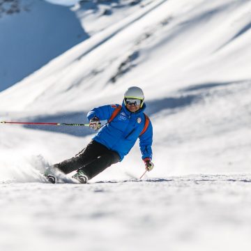 Strój narciarski: Kluczowe elementy, które powinieneś mieć