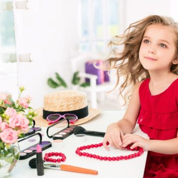 Jak wybrać bezpieczne i stylowe kolczyki dla swojej małej księżniczki?