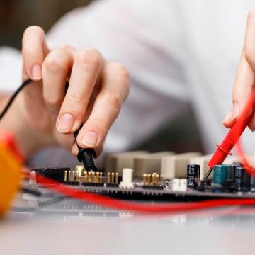 Rozpoczynanie przygody z elektroniką: Poradnik dla początkujących na przykładzie zestawu startowego Arduino Uno dostępnego na worldofarduinogeeks.com