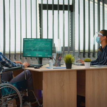 Jak skuteczne zarządzanie relacjami z klientem wspiera dostępność cyfrową dla osób niepełnosprawnych?