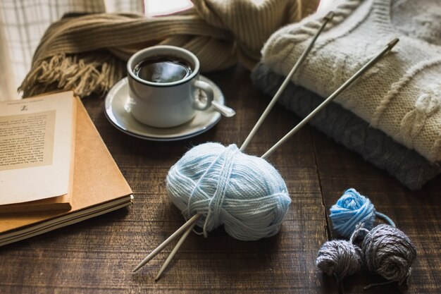Jakie korzyści niesie ze sobą nauka robienia na drutach?
